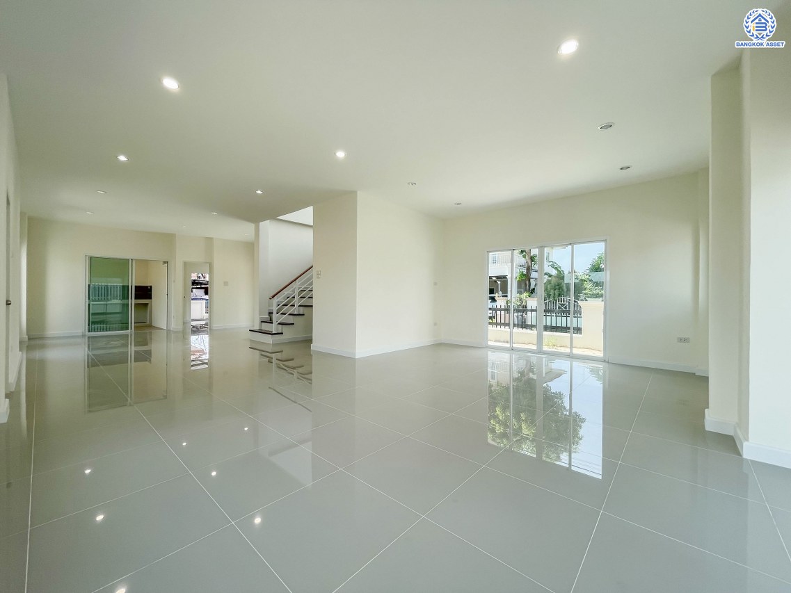 บ้านมือสองตกแต่งใหม่ โครงการ นาราภิรมย์ พุทธมณฑลสาย3 ตกแต่งหรูหรา เนื้อที่ 108.2 ตร.ว. พื้นที่ใช้สอย 257.32 ตร.ม. ฟังก์ชัน 4 ห้องนอน 3 ห้องน้ำ 1 ห้องอเนกประสงค์ จอดรถได้ 2 คัน บนทำเลเชื่อมต่อเมือง ใกล้เซ็นทรัลศาลายา, เดอะมอลล์บางแค และทางคู่ขนานลอยฟ้าบรมราชชนนี รายล้อมด้วยสิ่งอำนวยความสะดวกครบ